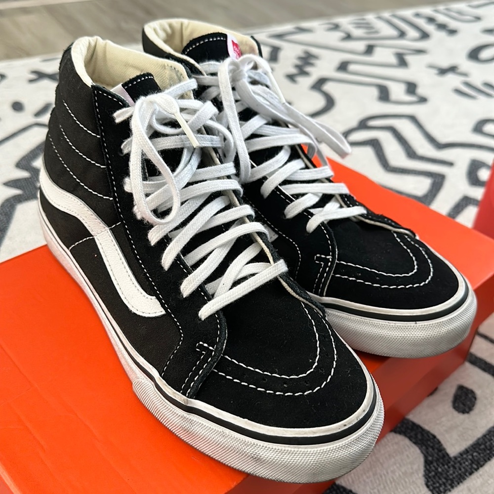 Sk8-Hi Shoe Black/White (Women’s 8.0, Men’s 6.5)